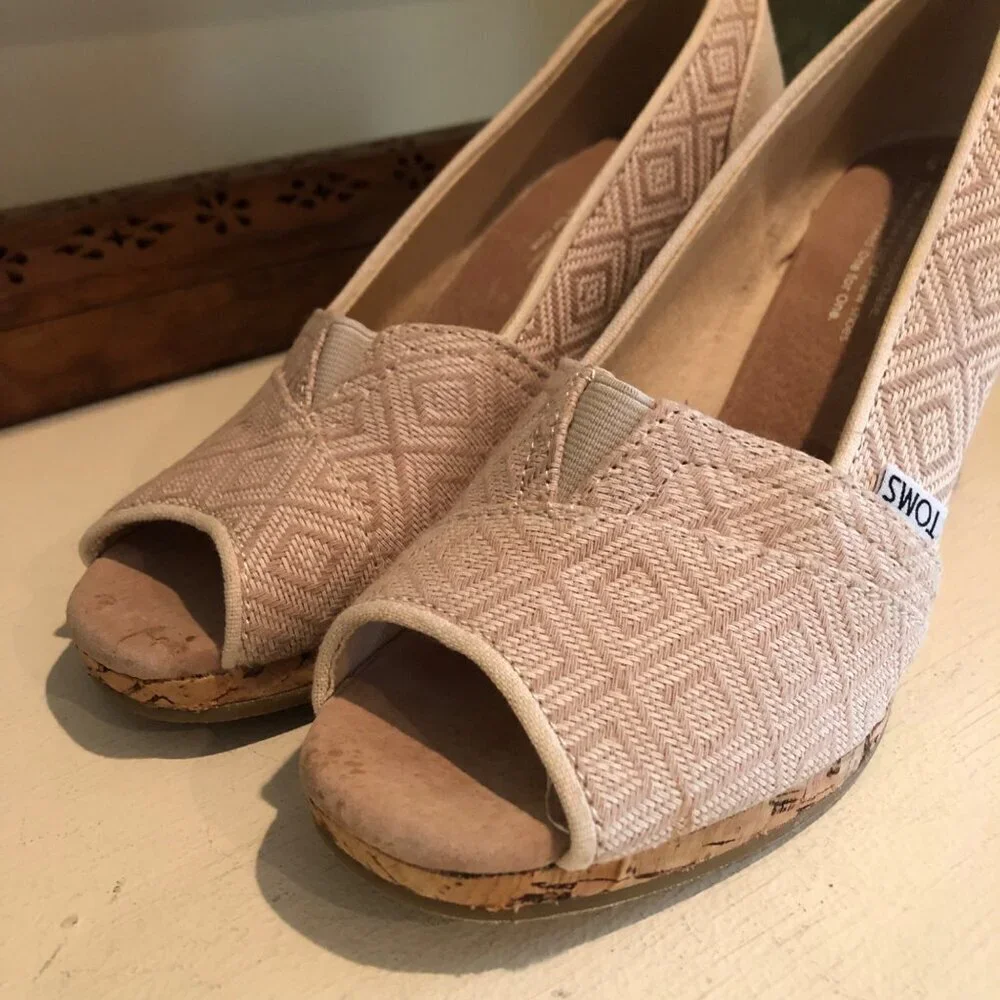Women's TOMS Cream / Tan Canvas Open Toe Shoe Wedge Cork Heel Size 7.5